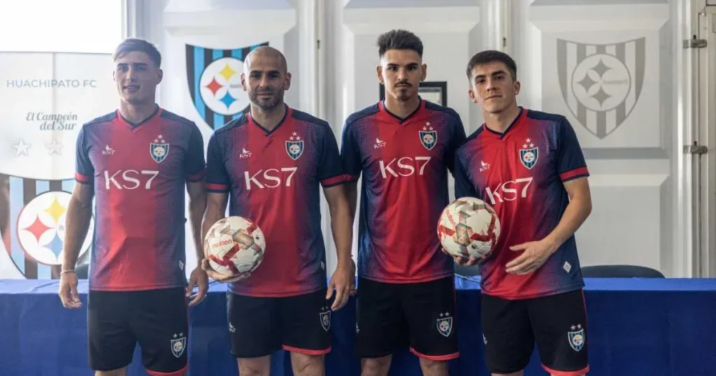 Los refuerzos de Huachipato llamaron la atención por su indumentaria: la camiseta tenía tres estrellas y el short solo dos.