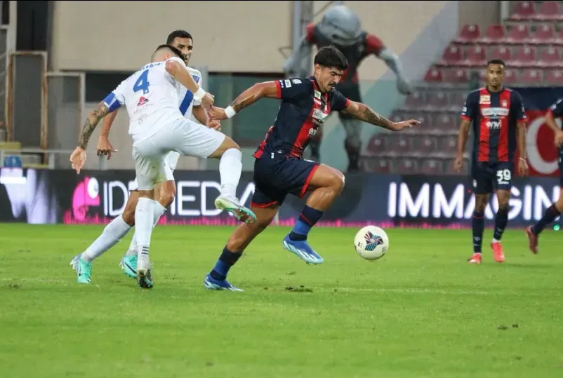 Luis Rojas, el volante ofensivo del Crotone de Italia que fue convocado por la Roja al Preolímpico. (Captura Instagram).