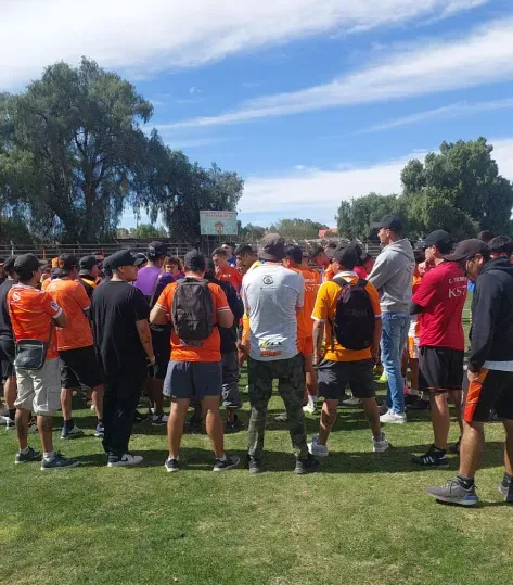 Una imagen del apriete de los hinchas de Cobreloa. (Foto: Jorge Montealegre).