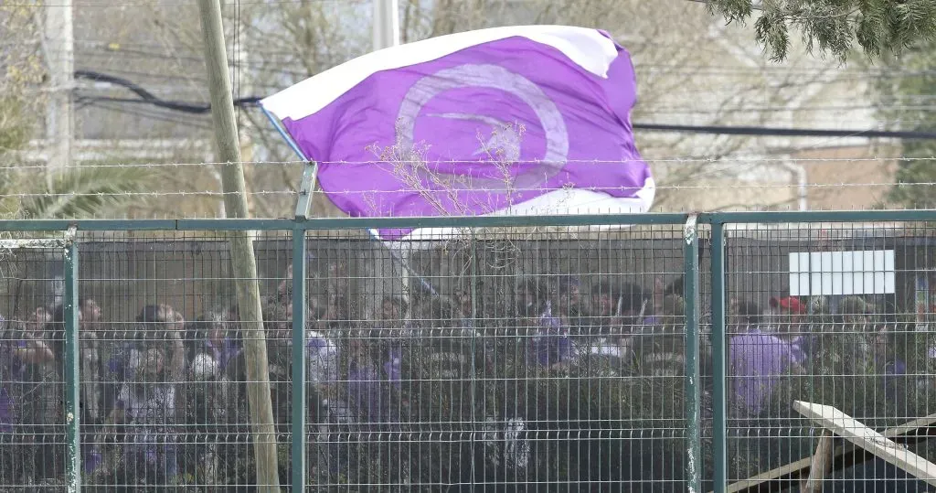 La hinchada de Concepción afuera del estadio de Melipilla