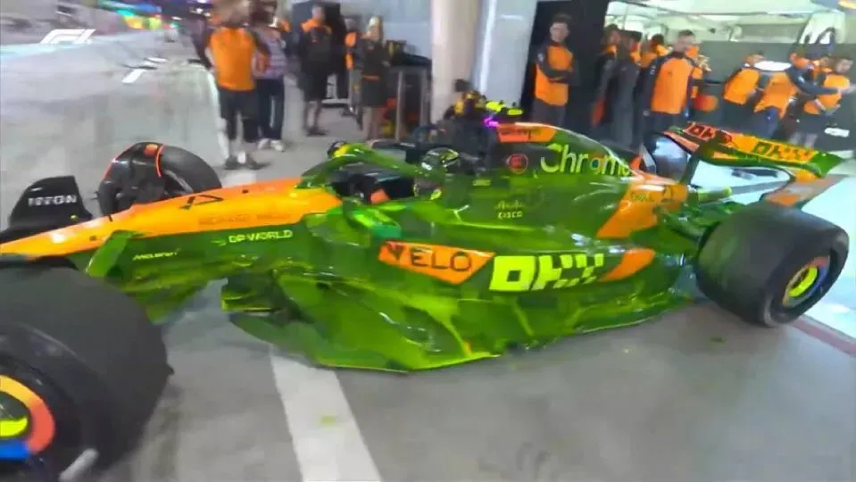 El coche de Lando Norris cubierto con la pintura verde