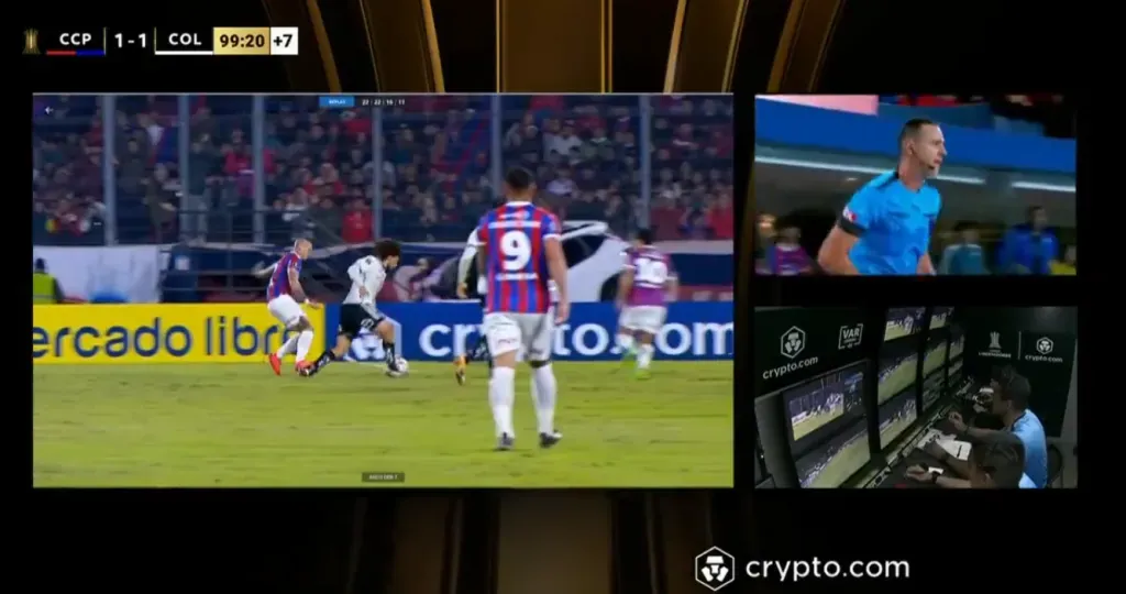 Cerro Porteño se quedó con uno menos ante Colo Colo por este tremendo pisotón.