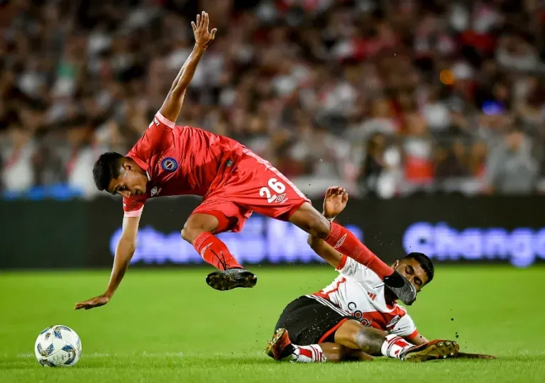 Paulo Díaz jugando ante Argentinos