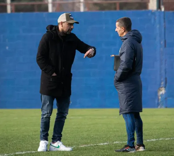 Ortigoza charla con Romagnoli en la práctica.