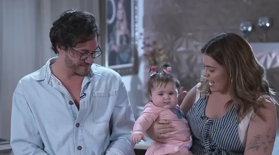 Eliezer e Viih Tube com a filha durante entrevista ao Fantástico – Reprodução/Globo
