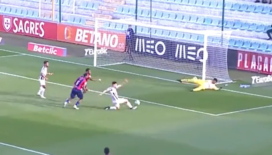 Ronie Carrillo anotó su tercer gol de la temporada en la Liga de Portugal con el Portimonense. (Captura de pantalla: vsports_pt)