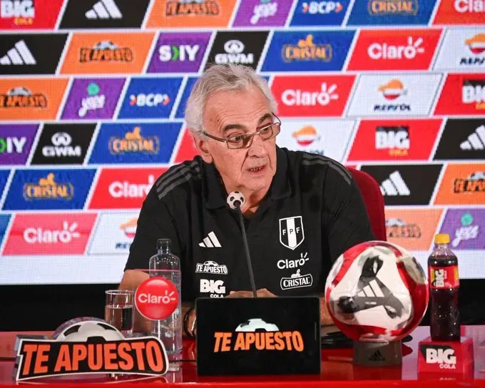 Jorge Fossati en conferencia de prensa. (Foto: Twitter).