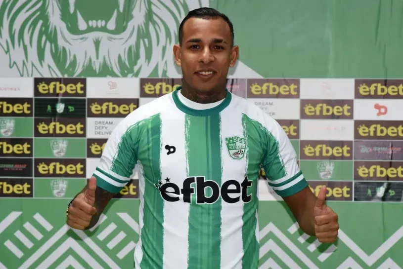 Sebastián Villa ya posa con la camiseta del Beroe FC. (Instagram)