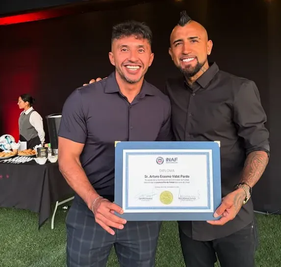 Arturo Vidal con su diploma de director técnico | Foto: Instagram Arturo Vidal