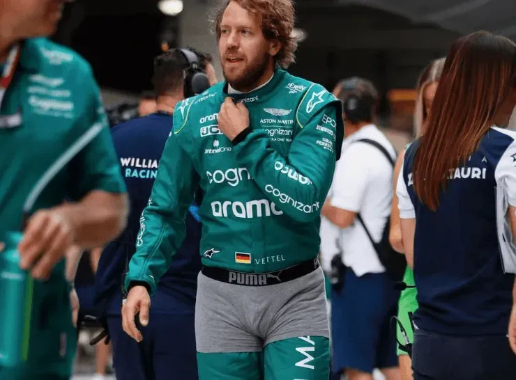 Sebastian Vettel criticou regra da F1 que proíbe pilotos de usarem acessórios, joias e piercing — Foto: Reprodução/Twitter