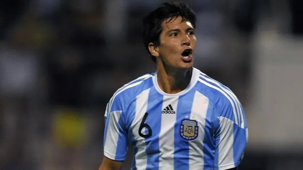 Guillermo Burdisso festeja el gol que anotó por Argentina en el único partido internacional que registra. (Archivo).