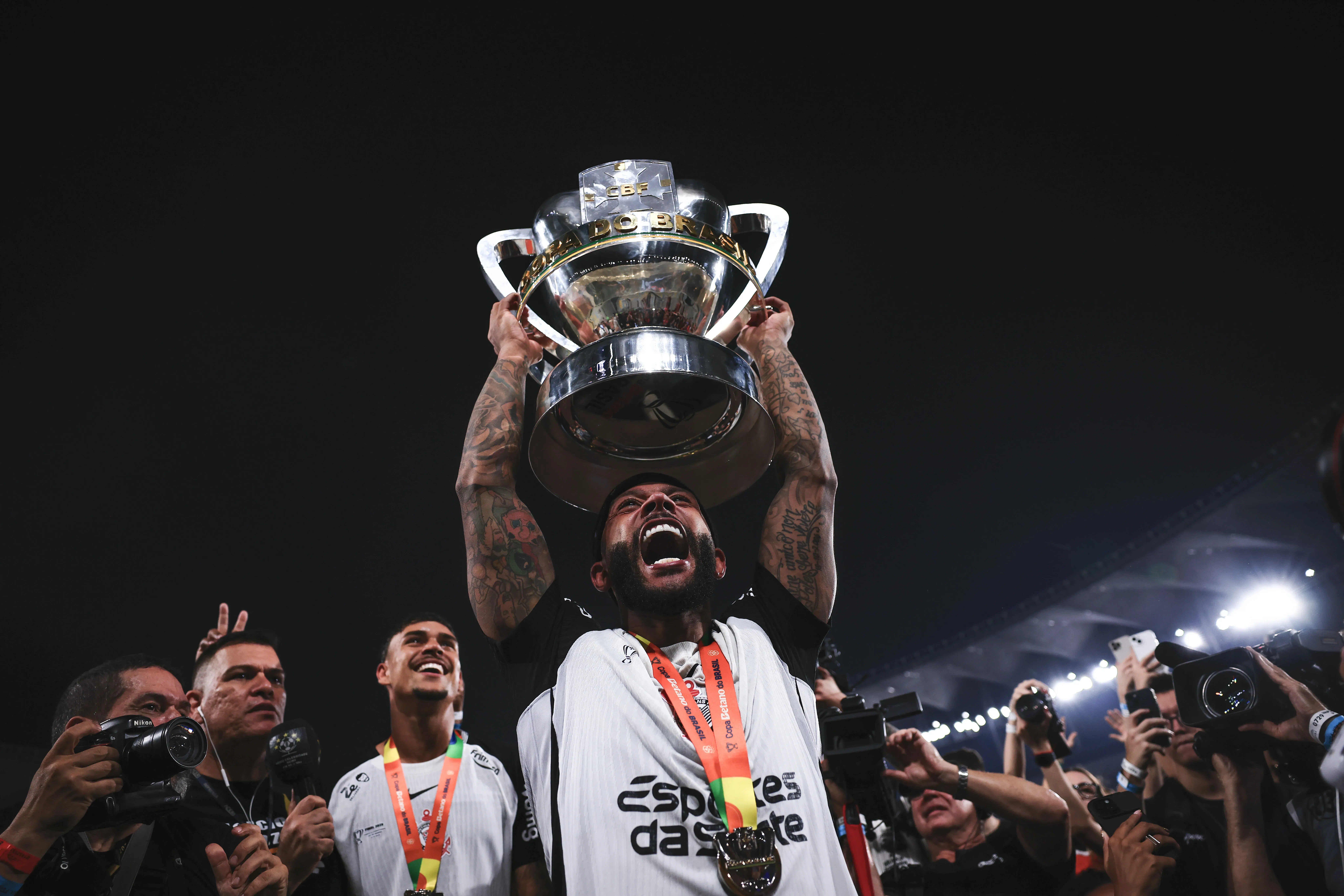 Memphis Depay jogador do Corinthians levanta a taça de campeão durante cerimonia de premiação ao final da partida contra o Vasco no estádio Maracanã pela decisão do campeonato Copa Do Brasil 2025. Foto: Ettore Chiereguini/AGIF