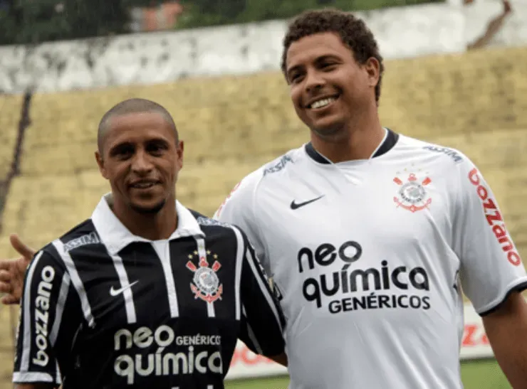 Roberto Carlos e Ronaldo, com a camiseta do Corinthians. (Foto: Divulgação)