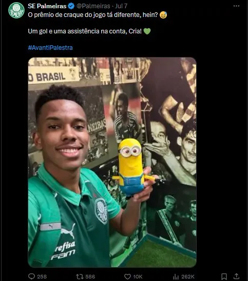 Estevão recebe ‘brinquedo’ após ser o melhor da partida contra o Bahia. Foto: Reprodução – X.