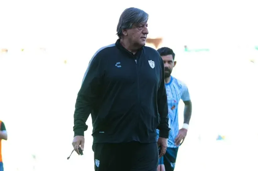 Valenzuela ante la tarea de levantar a un equipo caído físicamente (José Juan Vázquez/X).