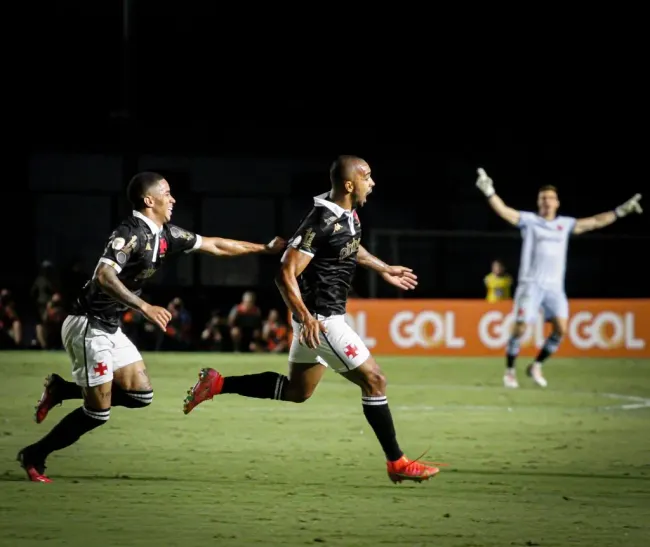 Paulo Henrique comemora seu primeiro gol pelo Vasco contra o Botafogo | Foto: Matheus Lima/Vasco.