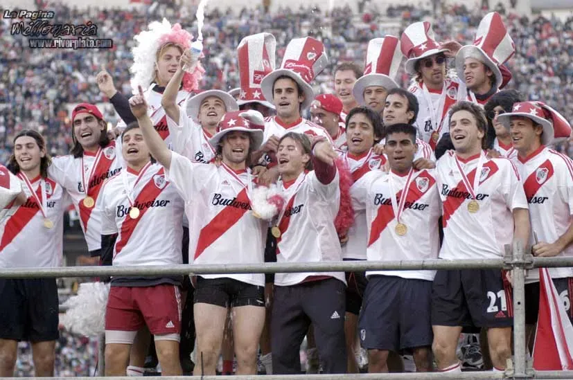 Ameli, con el 21 en el short, celebra el Clausura 2003. (Foto: Archivo La Página Millonaria).