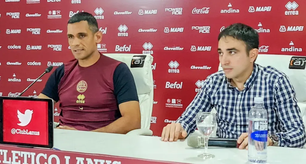 José Sand junto a Luis Chebel, presidente de Lanús.