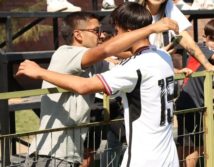 Ramón Fernández con su hijo Valentino, tras el gol que le convirtió a Huachipato en la sub 15 | Foto: Instagram Valentino Fernández