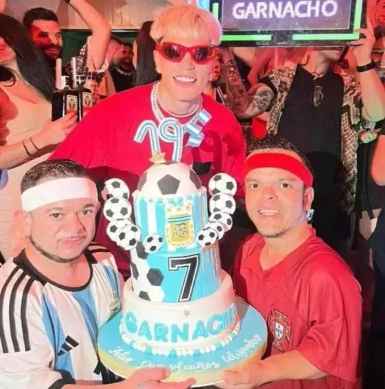 El delantero del United gozó con su torta de cumpleaños y los festejos con sus amigos. | Instagram garnacho7