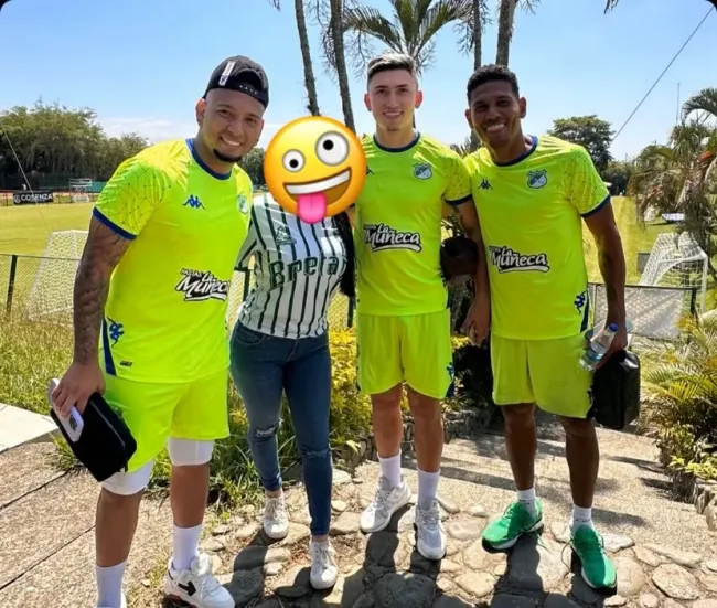 Hinchas del Deportivo Cali ya se toman fotos con Jarlan Barrera en la pretemporada del equipo. / ‘X’.