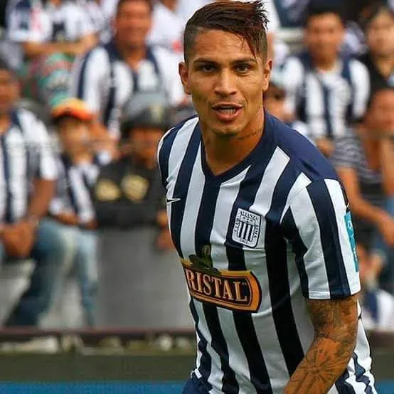 Paolo Guerrero jugando en Alianza Lima. (Foto: Twitter).