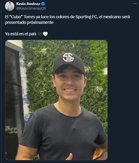 Kevin Jiménez oficializando la llegada del Cubo Torres a Sporting