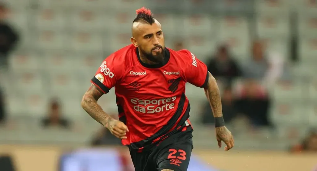 Arturo Vidal suma sus primeros minutos como titular pero no convence a la prensa brasileña. Foto: Comunicaciones A. Paranaense.