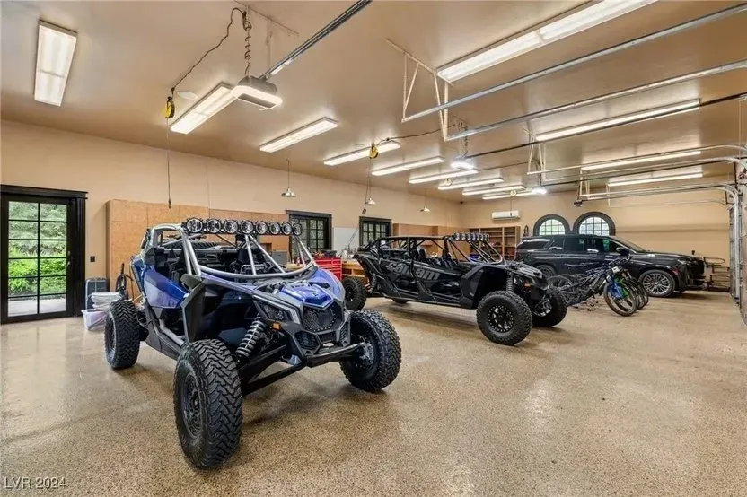 A garagem é maior que muita casa por aí (Foto: Realtor)