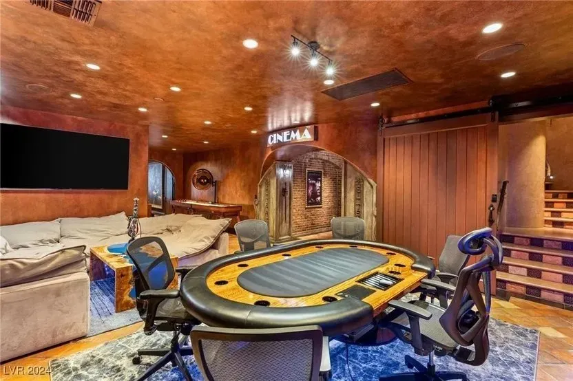 O imóvel já tem um espaço destinado para o poker (Foto: Realtor)