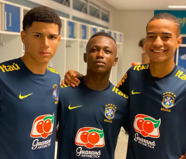 O zagueiro Rafael Buss (esquerda) e os atacantes Nathan Fernandes (centro) e Kauan Kelvin (direita) na Seleção Sub-15 – Foto – Divulgação Grêmio FBPA