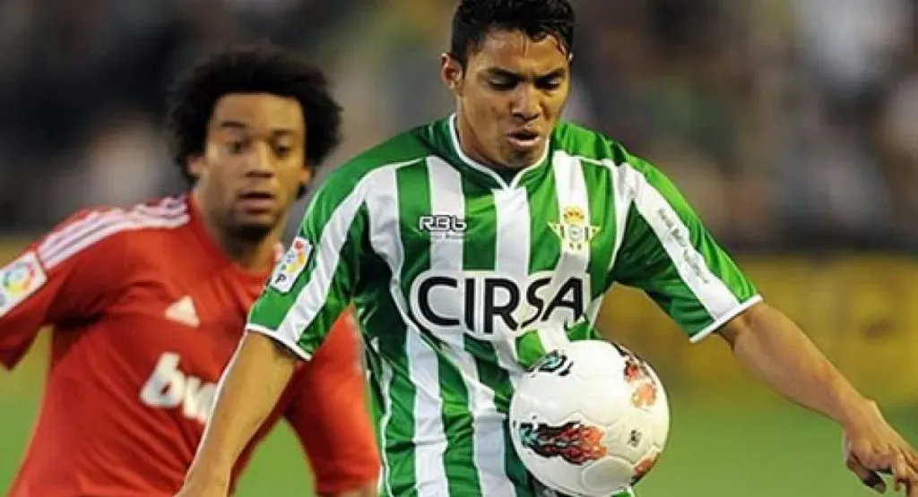 Jefferson Montero disputando un balón con Marcelo, en el partido entre el Real Madrid y el Real Betis.
