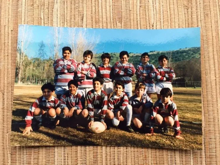 Milovan Mirosevic, abajo con el balón en sus manos, junto a sus compañeros del equipo de rugby del Saint Gabriel’s School, año 1993 Foto: gentileza Milovan Mirosevic