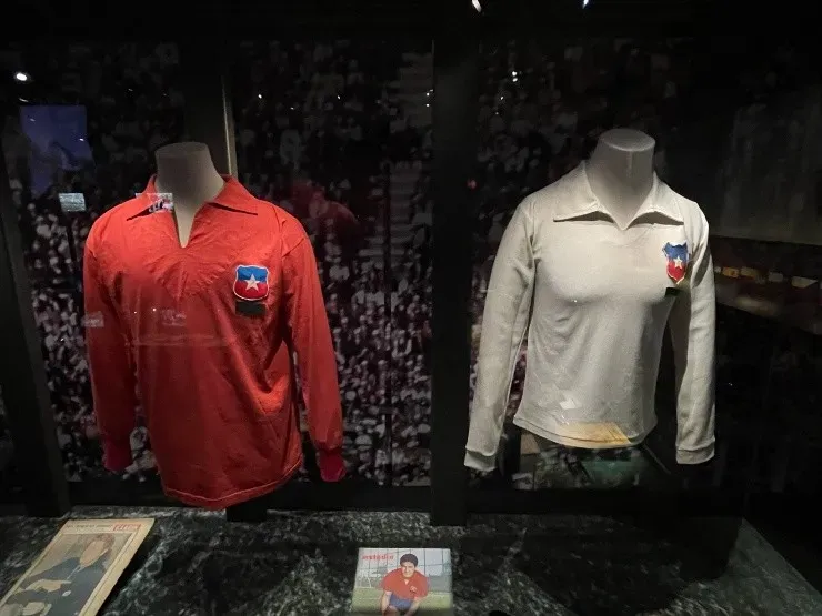 Camisetas de los jugadores, e incluso revistas de la época contextualizan la muestra del Mundial de 1962 en el Museo de la Moda. Foto: Guille Salazar.