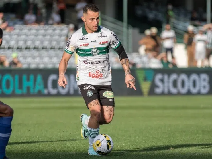 Robson Mafra/AGIF – Bruno Gomes atuando com a camisa do Coritiba