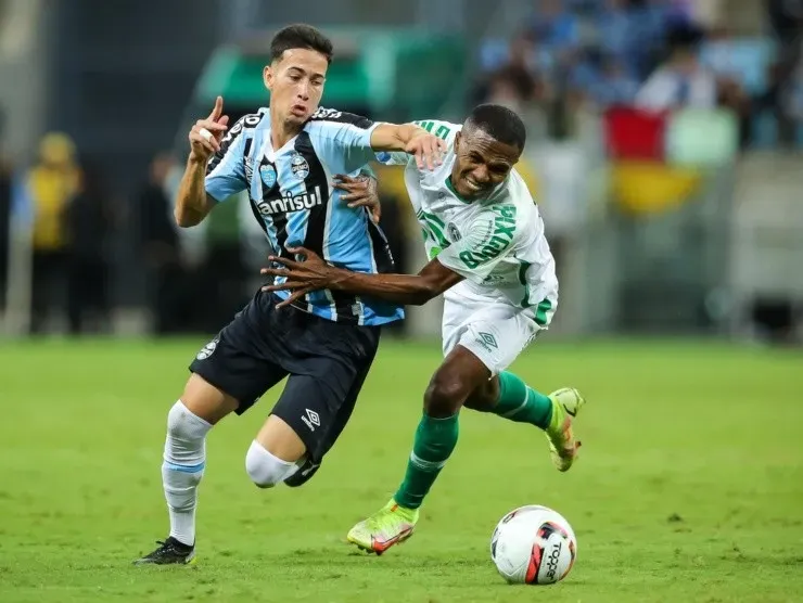 Pedro H. Tesch/AGIF – Gabriel Silva jogando a Série B pelo Grêmio em 2022