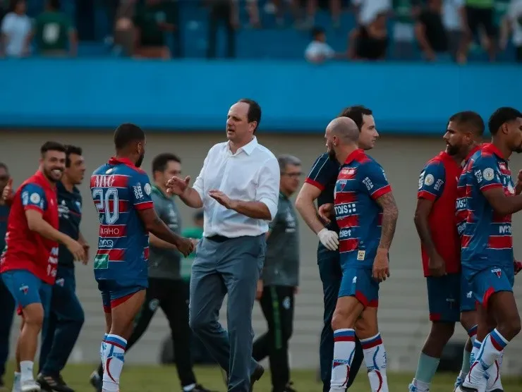 Heber Gomes/AGIF – Rogério Ceni, dando instruções aos jogadores do Fortaleza, quando treinava o Clube