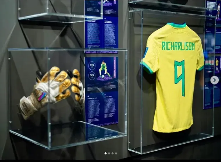 Los guantes de Solera junto a la camiseta de Richarlison en el museo de la FIFA.