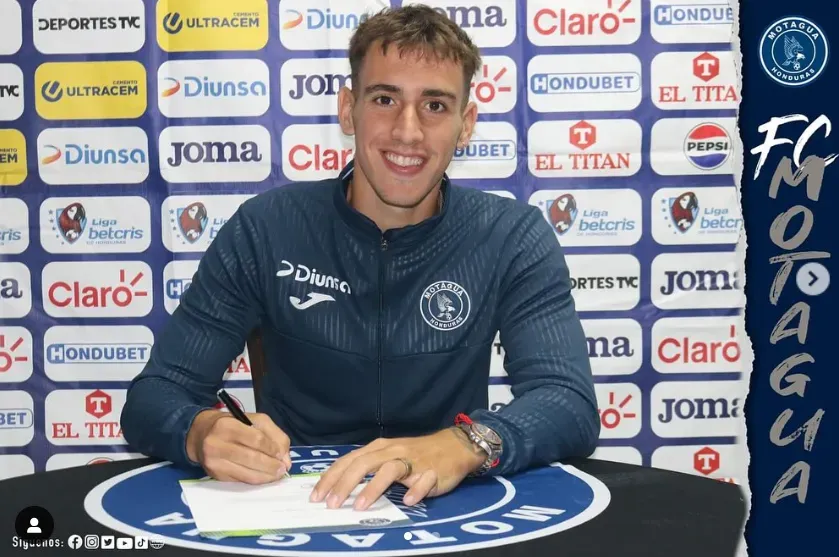 Rodrigo Auzmendi en la firma de su contrato con el Motagua. (Captura).