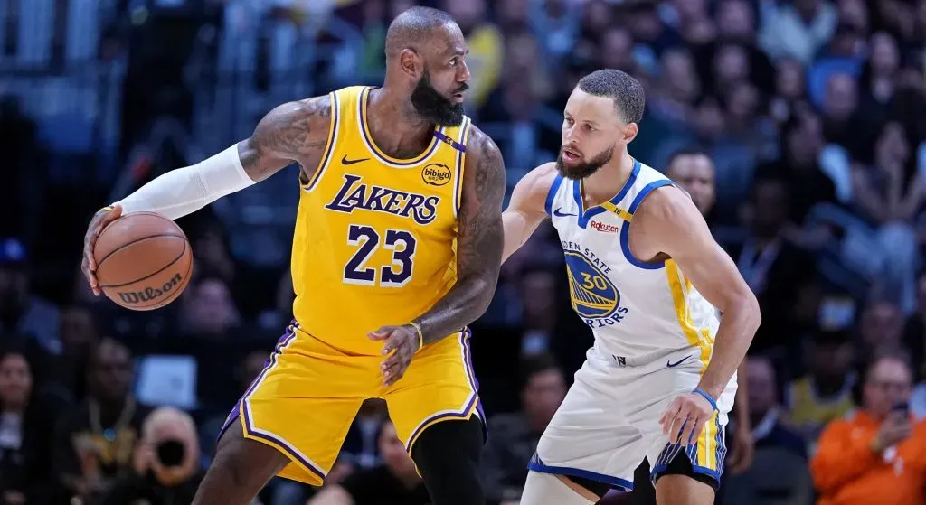 leBron James playing against Stephen Curry