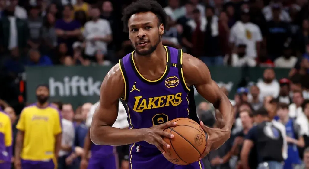 Bronny Jamaes playing against Dallas Mavericks