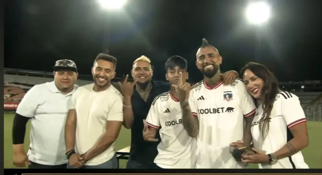 Arturo Vidal fue presentado junto a toda su familia en el estadio Monumental. | Foto: Captura