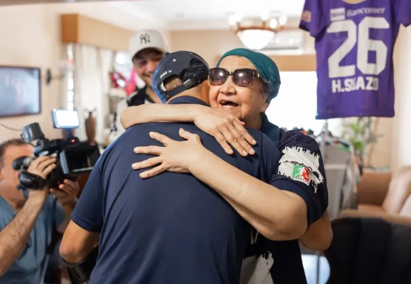 Suazo y el encuentro con la hincha / Foto: Monterrey.