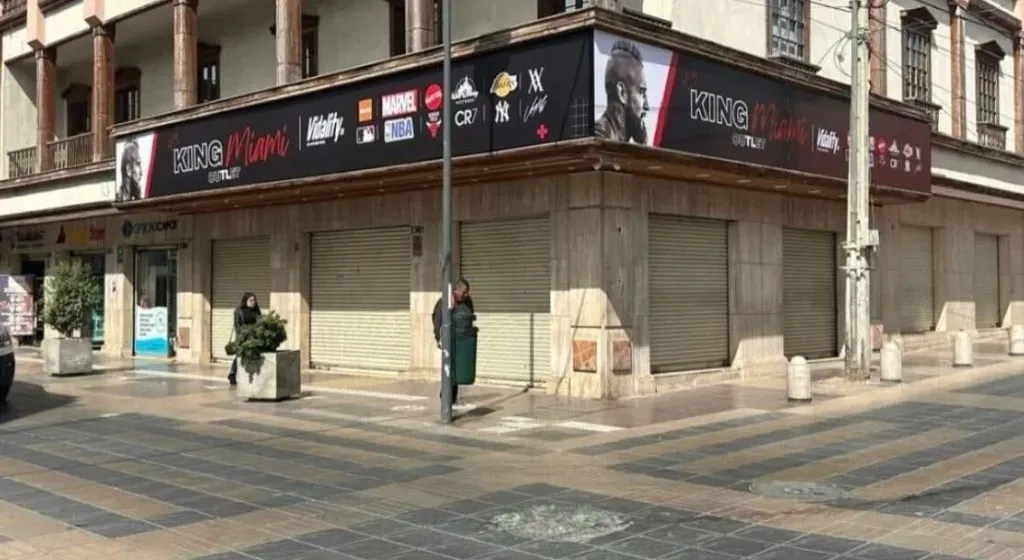 La facha de la tienda que ha sido marcada por delincuentes.