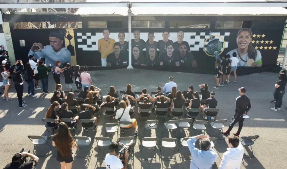 Karen Araya está retratada en un mural del Estadio Monumental | Foto: Archivo