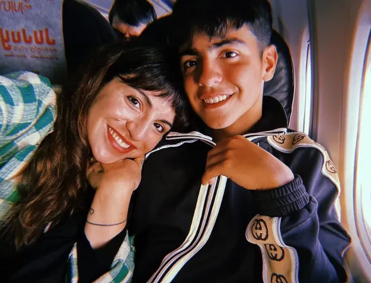 Benja y Gianinna, su mamá. (Foto: @giamaradona).