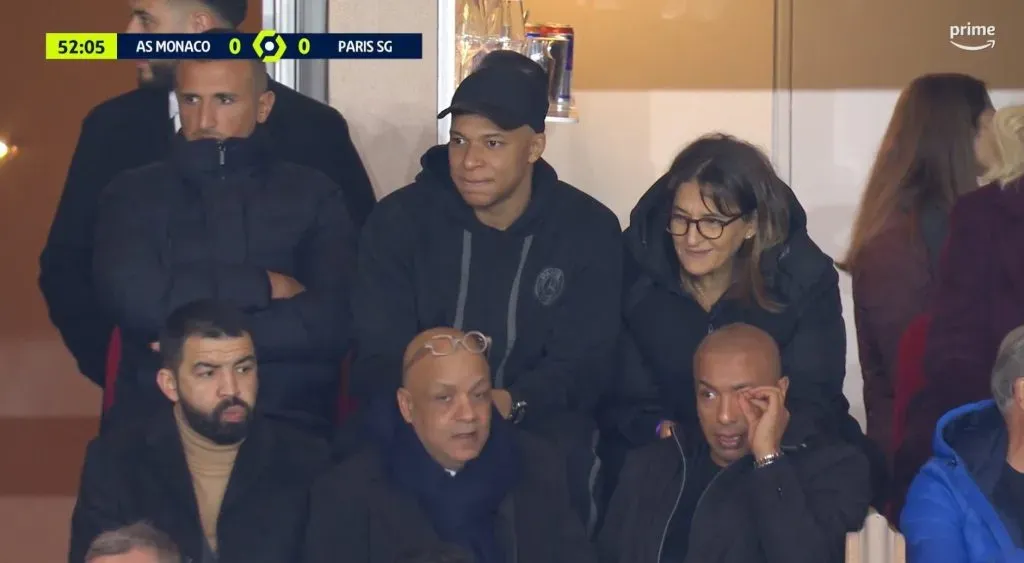 Kylian Mbappé salió del encuentro y prefirió ver la segunda parte desde la grada con su familia.