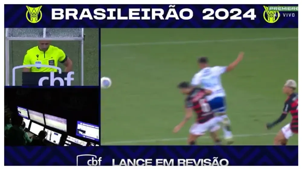 Braúlio revisou o lance no vídeo e cancelou marcação de pênalti em Ayrton Lucas – Foto: Reprodução/Premiere