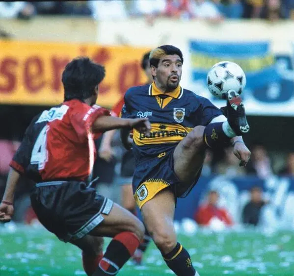 Diego Maradona siendo marcado por Ibarra en Boca vs. Colón por el Apertura 1995