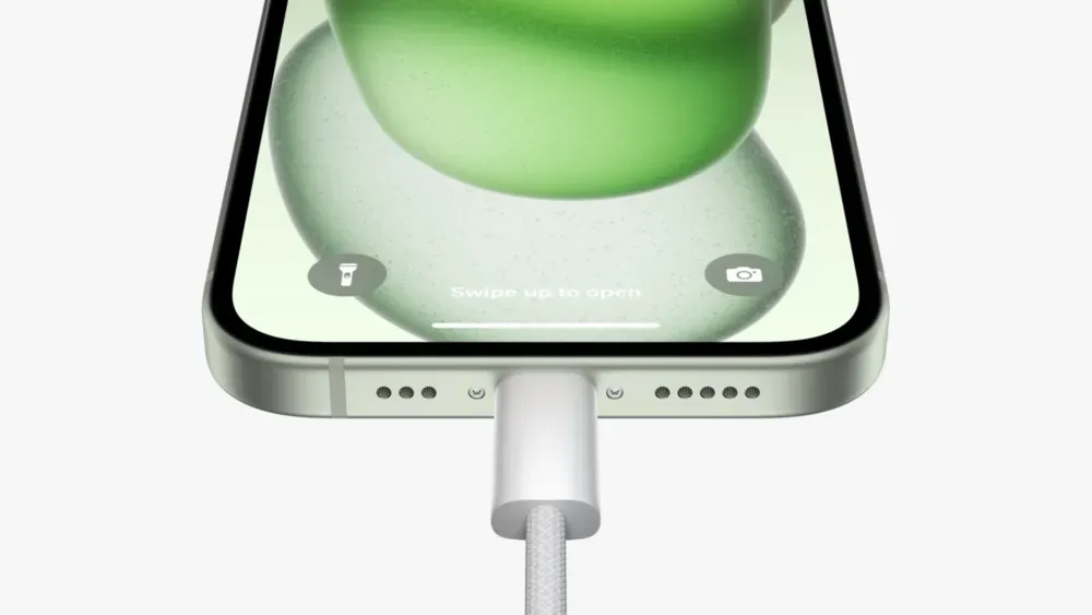 iPhone 15 reemplaza el cable lightning por el tradicional USB-C. (Foto: Apple)